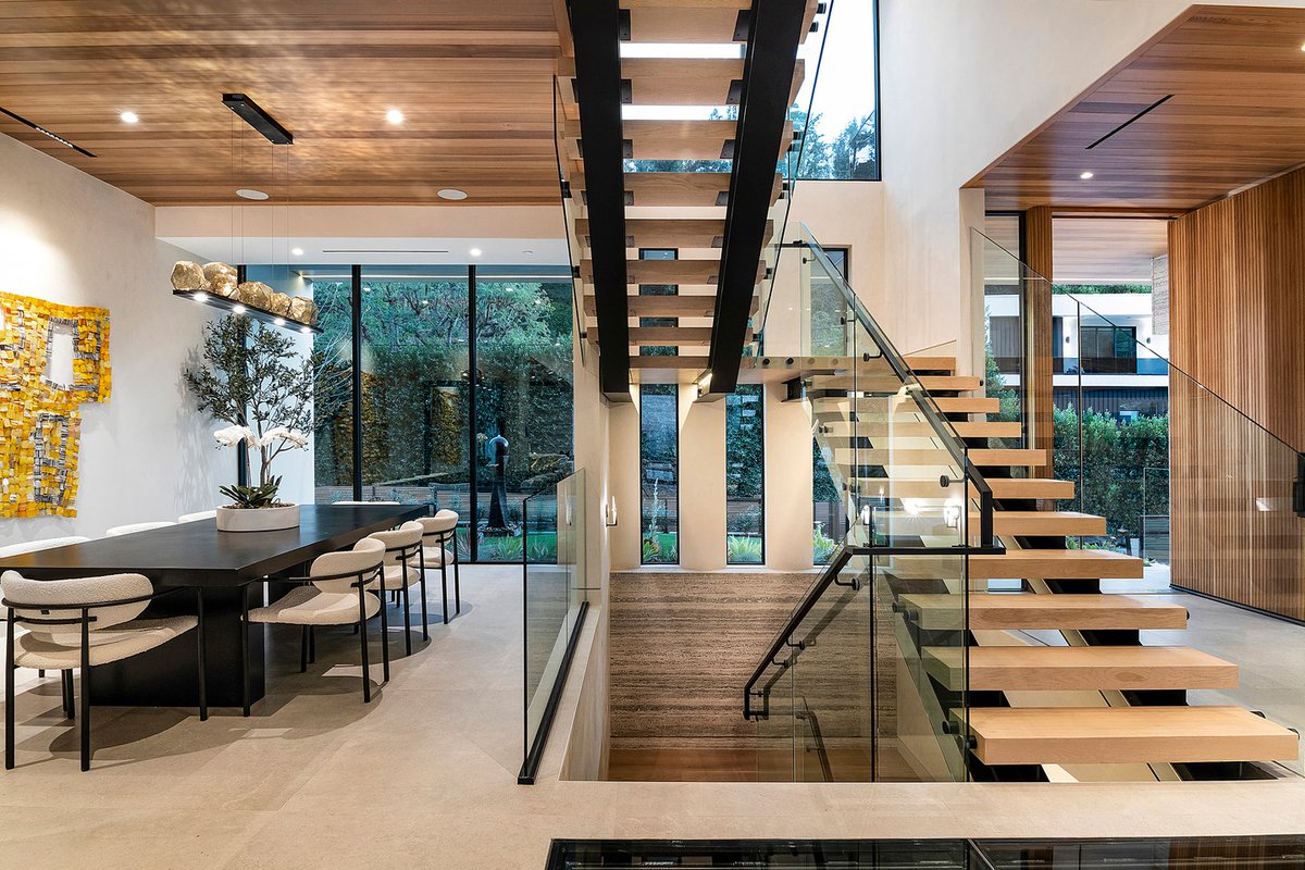 WhippleRussell's tweet image. The modern open plan dining room, and airy interior with central floating staircase, at Hutton Drive 2641, a custom luxury Beverly Hills home with indoor outdoor design. Photo by Adam Latham.

whipplerussell.com/architecture/h…

#modernhome #modernarchitecture #diningroom #moderninteriors