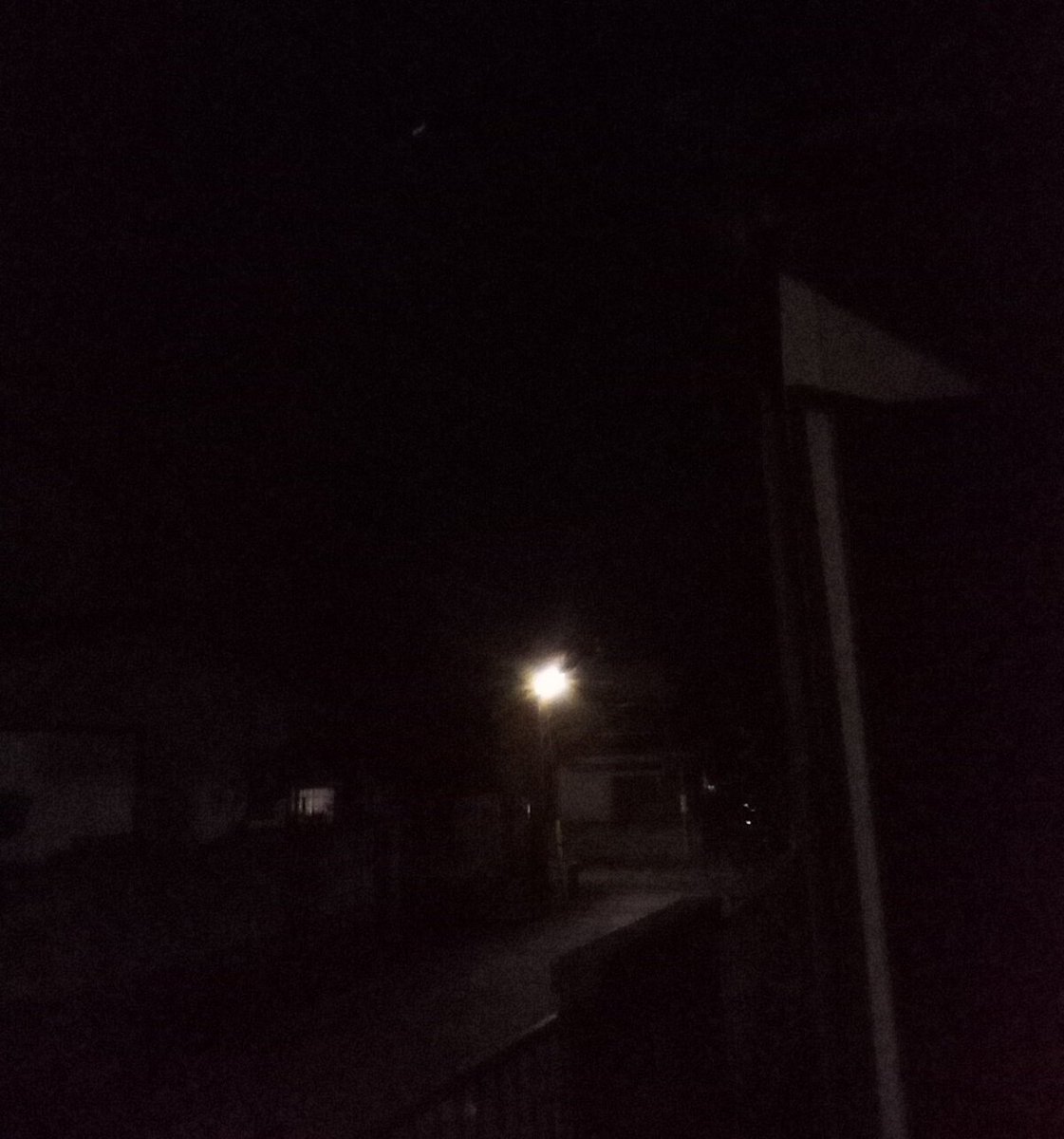 12/4(木)　おはようございます。
下関☁️☀️ 予想最高気温10℃🌡️
ぶちひやい朝❄️
きのうは午前中冷たい雨☔、
午後は小雪が舞っていました🌨️
今日もよろしくお願いします🙇
#イマソラ