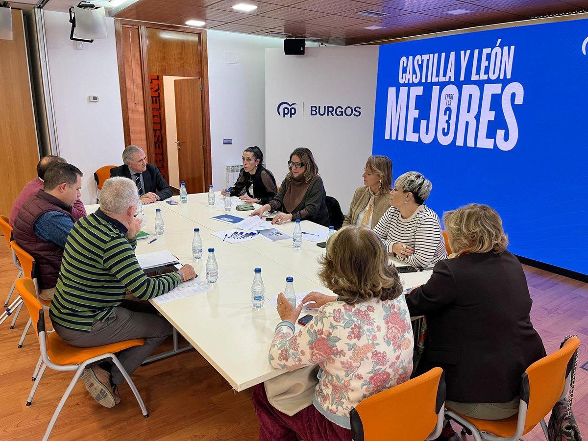 popularesburgos's tweet photo. 👉🏽 Seguimos escuchando al tejido asociativo de nuestra provincia, esta vez en materia de sanidad 🩺 y servicios sociales 🫂

Encuentro con AECC y Parkinson Burgos para compartir propuestas y presentar los indicadores de @alferma1 para situar a Castilla y León #Entrelas3mejores 💙 https://t.co/yjl2P32Zsh