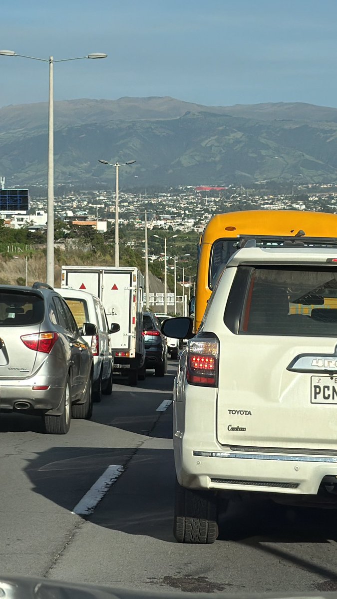 JCarlos593's tweet photo. @pabelml @MunicipioQuito @ATM_Transito nula capacidad de reacción de las autoridades la ruta viva es un caos tofos los días. https://t.co/RLmQmNQvoc