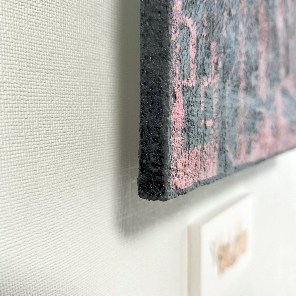 おはようございます☕ 絵の裏話しです。 サインは裏面に作品ごとに色や