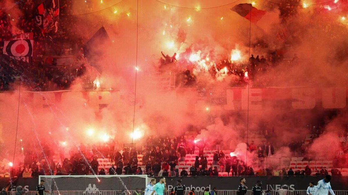 FerveurVerte_'s tweet photo. 🚨 #OGCNASSE : le 32ème de finale se jouera dans un stade totalement vide !

Les aiglons écopent de cette sanction suite aux festivités du groupe de la Populaire Sud qui fêtait ses 40 ans.

Pas de supporters donc pour notre prochain tour de Coupe de France. https://t.co/5H2Uy8iw7N