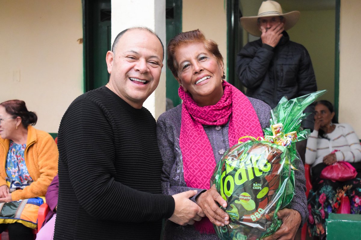 Seguimos compartiendo la magia de la navidad con nuestros amigos 🎅🎁🎄Está vez, estuvimos compartiendo con el grupo de la tercera edad, con el que realizamos varios eventos en este 2025 y que hoy hacemos el cierre de un año maravilloso. 🥰 Gracias por siempre acogernos con amor!