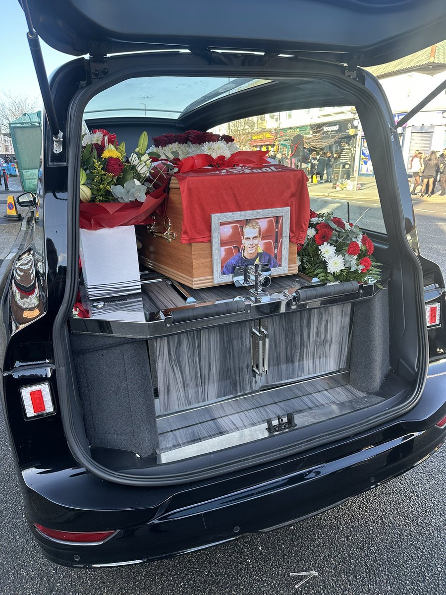 Wayne Broadhursts funeral today, no media coverage, a man who went out to walk his dog and never came home, let down by the regime ☠️🏴󠁧󠁢󠁥󠁮󠁧󠁿 
His family are doing a charity fundraiser to give back for all the support they’ve had, please share and support

justgiving.com/page/laura-ire…