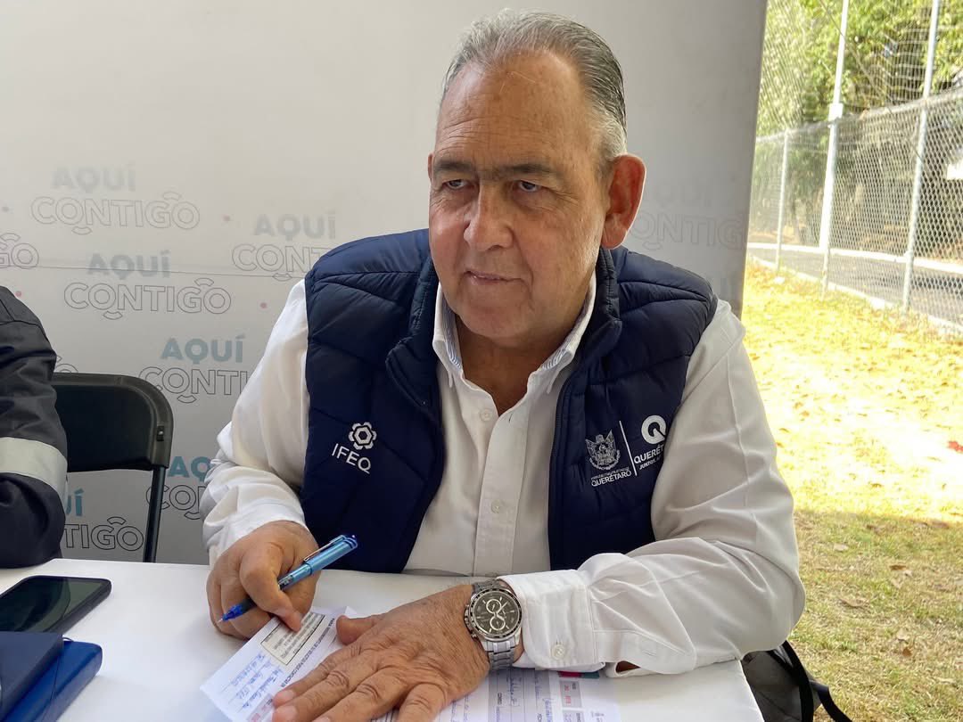 Desde la unidad deportiva de Huimilpan, el director del <a href="/IFEQ15/">IFEQ</a> , <a href="/FerJCOV/">Fernando Orozco Vega</a> , atendió a ciudadanos que se acercaron a la Jornada Aquí #Contigo, en busca de soluciones y servicios para mejorar su comunidad.