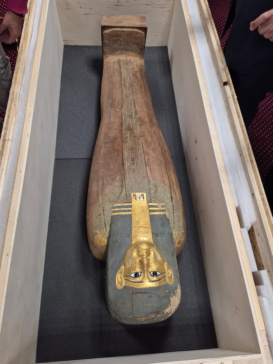 TourismandAntiq's tweet photo. MOTA in cooperation with the Ministry of Foreign Affairs and the relevant Belgian authorities, has recovered two ancient Egyptian artifacts: a gilded coffin from the Late Period and a wooden chin fragment from the Middle Kingdom. https://t.co/q7wlOOwGzp