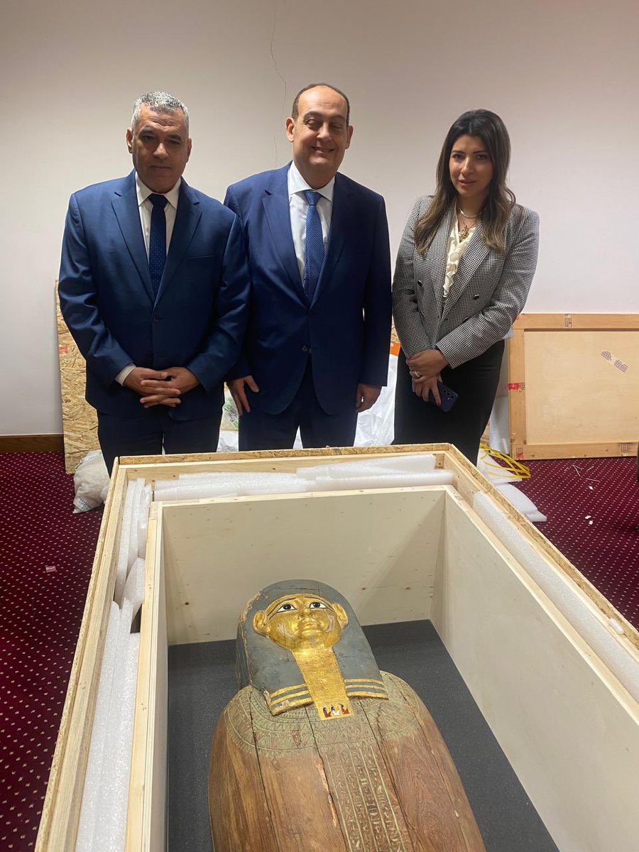 TourismandAntiq's tweet photo. MOTA in cooperation with the Ministry of Foreign Affairs and the relevant Belgian authorities, has recovered two ancient Egyptian artifacts: a gilded coffin from the Late Period and a wooden chin fragment from the Middle Kingdom. https://t.co/q7wlOOwGzp