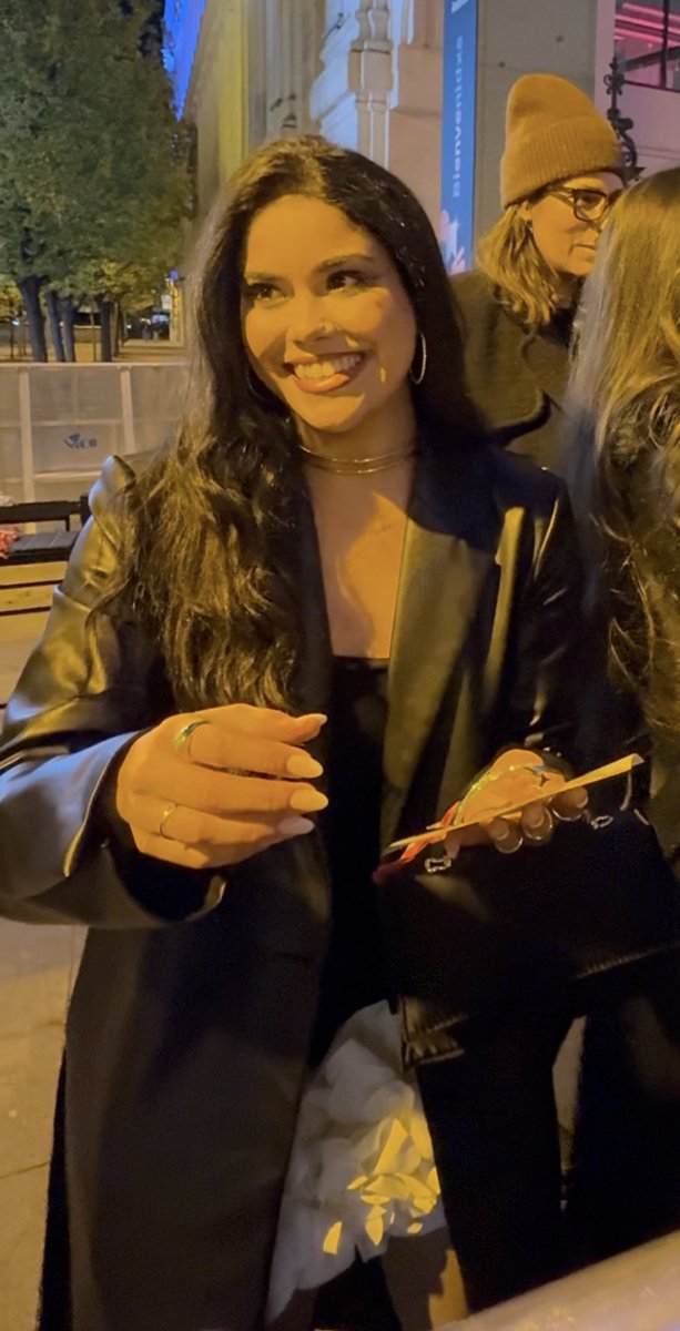 iba guapísima, nos dio cara, oufit y pelo, sirviendo un día más.