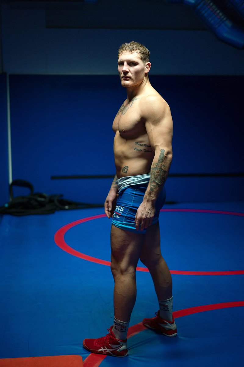 Not_Schmutz's tweet image. Brad Pitt is 5’11 and weighed 150 lbs in Fight Club. People who idolize that physique shouldn’t lift because you’ll gain too much muscle.

If you want to be lean and still be able to manhandle men then look at wrestlers for inspiration. This Norwegian is 6’1, wrestles at 214lbs.