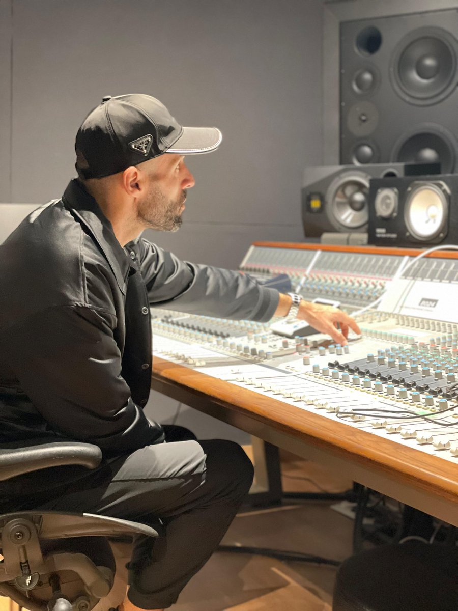 No desconectes, nosotros tampoco 🔌

open.spotify.com/intl-es/artist…