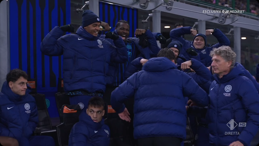 marifcinter's tweet image. ⚫️🔵Esce Pio Esposito e la panchina dell'Inter lo accoglie così #InterVenezia