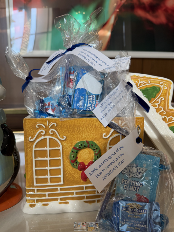 ModeraHollywood's tweet photo. A little something out of the blue to remind you we APPRECIATE YOU!

#ModeraHollywood #MillCreekRes #HolidaySeason https://t.co/esryAuv0Lz
