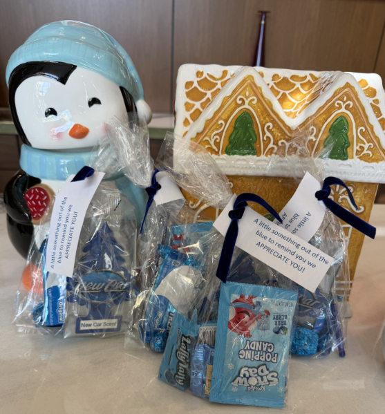 ModeraHollywood's tweet photo. A little something out of the blue to remind you we APPRECIATE YOU!

#ModeraHollywood #MillCreekRes #HolidaySeason https://t.co/esryAuv0Lz