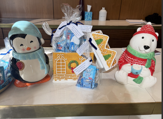 ModeraHollywood's tweet photo. A little something out of the blue to remind you we APPRECIATE YOU!

#ModeraHollywood #MillCreekRes #HolidaySeason https://t.co/esryAuv0Lz