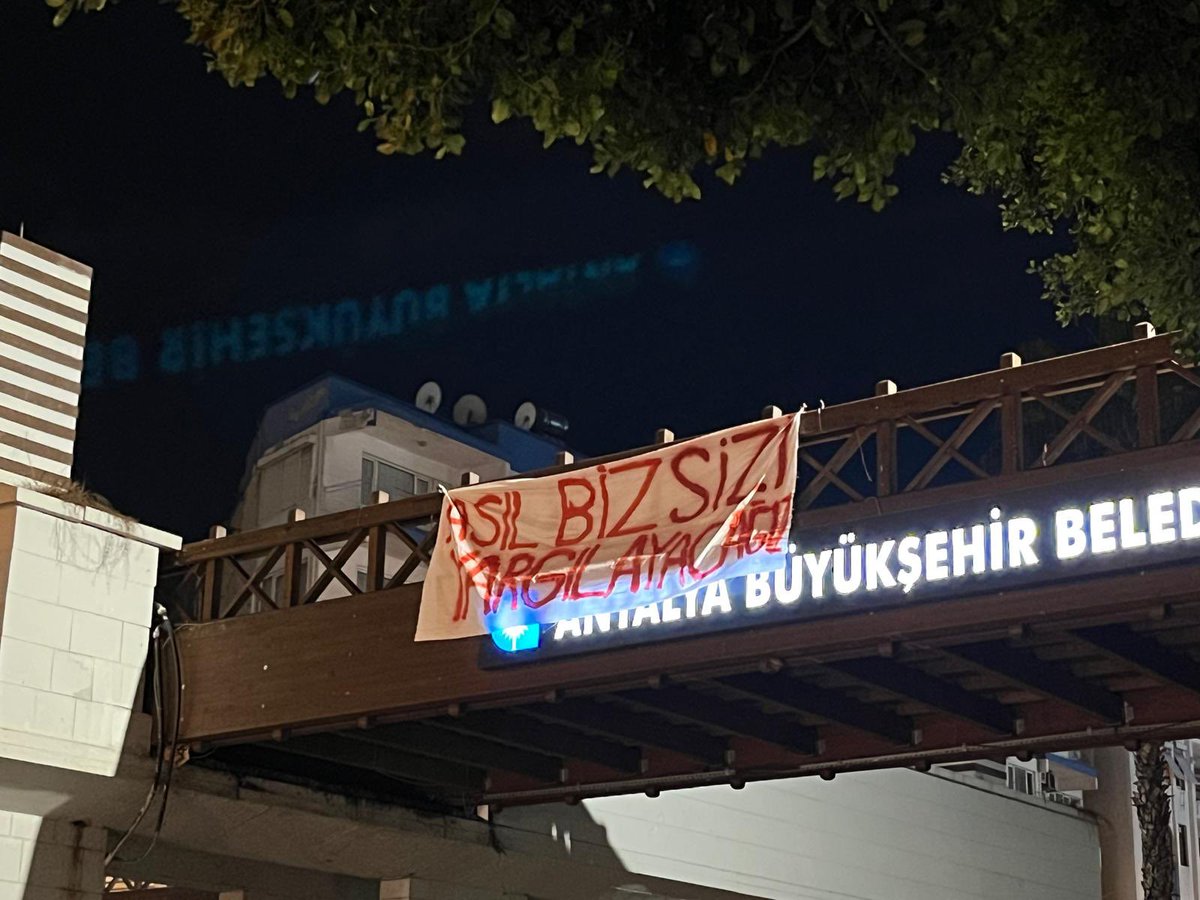 Antalya’dan seslendik: Asıl biz sizi yargılayacağız!

Dün MEB Çalıştayı’nda MESEM’lerde çocukların canı üzerinden pazarlık yapanlara karşı ses çıkartan 16 arkadaşımız bugün tutuklandı. Arkadaşlarımızı geri alacağız, kölelik sistemini başınıza yıkacağız!