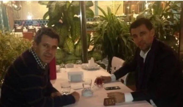 Bir anda Fenerbahçe Spor Kulübü Başkanı hakkında kendince bi şeyler söyleyen kişinin arşivinden bir kaç kare…

Her iki fotoğrafta da kişinin birlikte poz verdiklerinin bir tanesi bilmem kaç kez müebbet hapis cezasına çarptırılmış hapiste diğeri firari ve ortak noktaları malum.