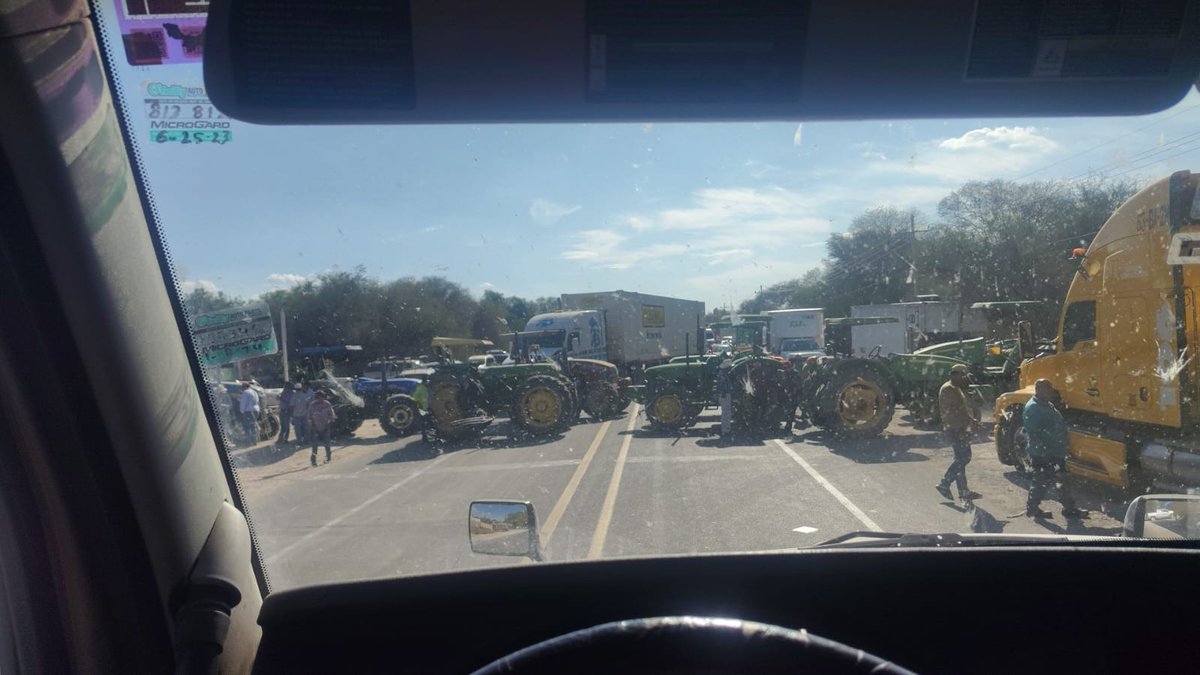 Kikooman83's tweet photo. Carr 37 de Villa de Reyes- Jaral de Berrios Cerrado por manifestantes agrícolas @088_GN @GN_Carreteras @Nectar_Alfa @5septimoymas @alberto29164963 @RousCarrillo6 @LaDeTrafico @Thermokineros @MonSeguridad @Network20263194 @EstafetaRastreo @marianapt57 @FSPE_Gto https://t.co/x82okq4wHN