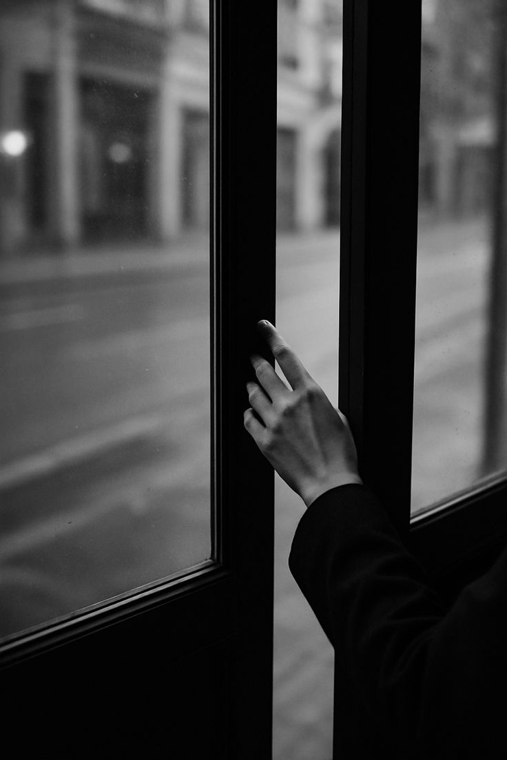 - La Gentilezza In Vetrina-

Oggi ho osservato una scena curiosa:
Una ragazza ha tenuto la porta aperta ad un uomo, sorridendogli come se fosse una cosa normale.
Lui, senza nemmeno ricambiare, ha continuato a camminare come se quel gesto gli fosse dovuto.

(Continua su tumblr)