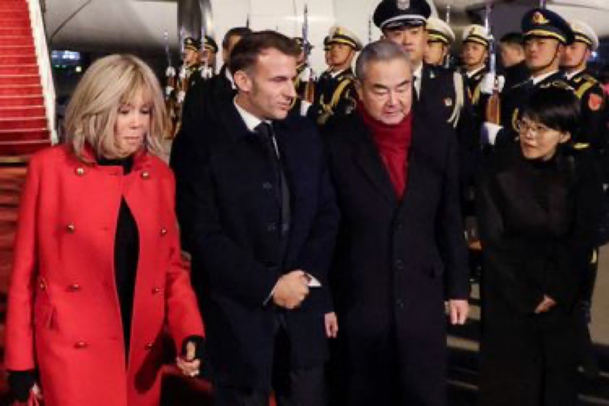 🇫🇷🇨🇳Πρώτη διπλωματική ταπείνωση για το ζεύγος Μακρον στην Κίνα. Ο Σι Τζινπίνγκ δεν πήγε στο αεροδρόμιο για να τους υποδεχθεί κάτι που στη διπλωματία δεν αποτελεί ένδειξη καλωσορίσματος. Είναι σύνηθες ένας πρόεδρος να υποδέχεται τον ξένο ομόλογό του κατά την αποβίβασή του από το