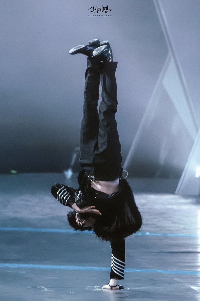 Throwback to EUNHYUK showing their juniors how it's done at MAMA 2025.