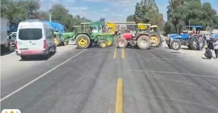 slpnoticias's tweet photo. 🚫En el entronque de la 57, hacia Doctor Mora empieza el bloqueo de los agricultores y de igual manera en la carretera 37, Villa de Reyes 🚜 https://t.co/UEX9F20ha6