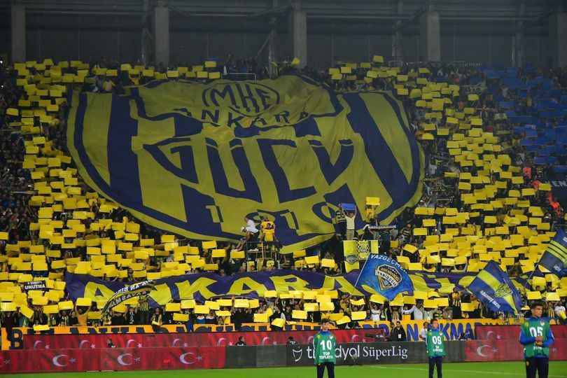 gurkansarikaya0's tweet photo. 📍 Ankaragücü yayınımdan minik notlar;

📌 Öncelikle beklentileri yüksek tutup şu ana kadar karşılayamayan bir yönetime var. Oyuncular huzursuz. Taraftar bölünmüş ve yüksek ölçüde inanç kaybı yaşıyor. Camia içinde iletişim eksikliği çok üst seviyede.

📌 Anladığım kadarıyla yönetim küçük ihtimalleri olan büyük işleri sonuna kadar (kesin olacakmış gibi) zorluyor. Lakin bana geçen his;

Ankaragücü için seçim baya yakın.

Çabuk dön Başkent!