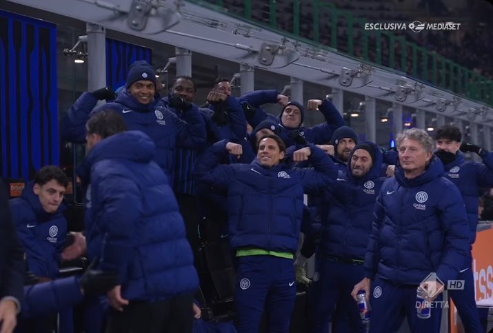 FCIM_M7md's tweet photo. لقطة اليوم: احتفال اللاعبين بهدف اسبوزيتو الأول بسان سيرو بعد تبديله 💪💪 https://t.co/sISKddK93T