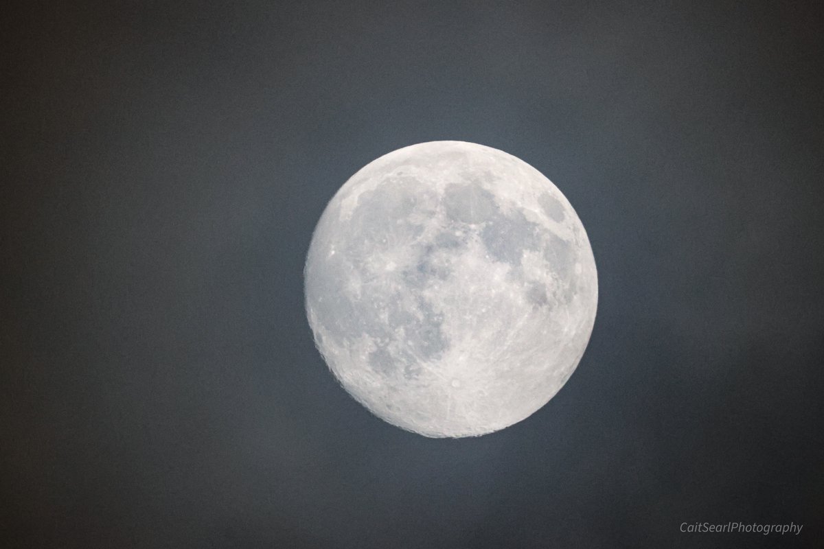 CaitSearl's tweet photo. This is the last #Supermoon this year, the #FullColdMoon. Its a mark of how bright it is that it shines so brightly through the clouds https://t.co/Y3vG9q133T
