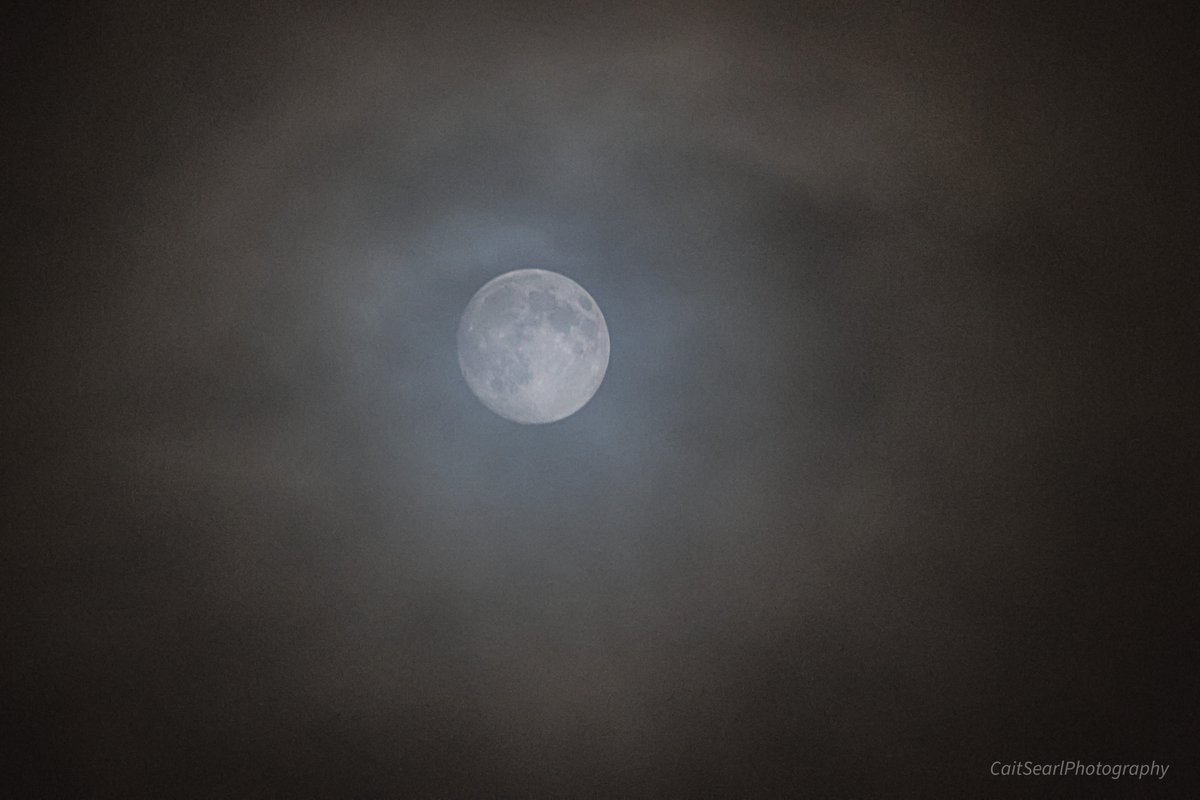 CaitSearl's tweet photo. This is the last #Supermoon this year, the #FullColdMoon. Its a mark of how bright it is that it shines so brightly through the clouds https://t.co/Y3vG9q133T