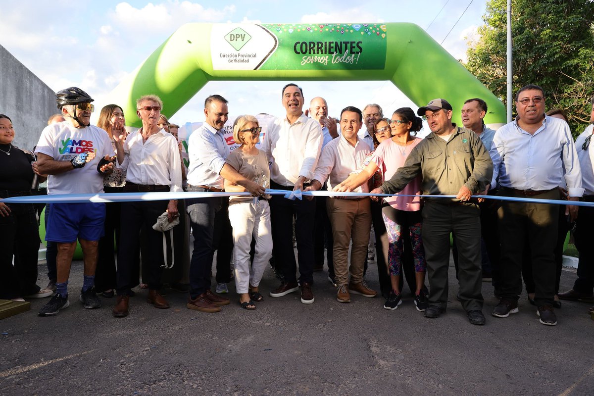 Eobernador <a href="/gustavovaldesok/">Gustavo Valdés</a>  y el gobernador electo <a href="/JuanPValdes_ok/">Juan Pablo Valdés</a>  , entregaron las llaves de nuevos hogares a sus beneficiarios. 
Se habilitaron también nuevas cuadras de asfalto, lo que permitirá mejorar el tránsito y la vida de los vecinos de Saladas.