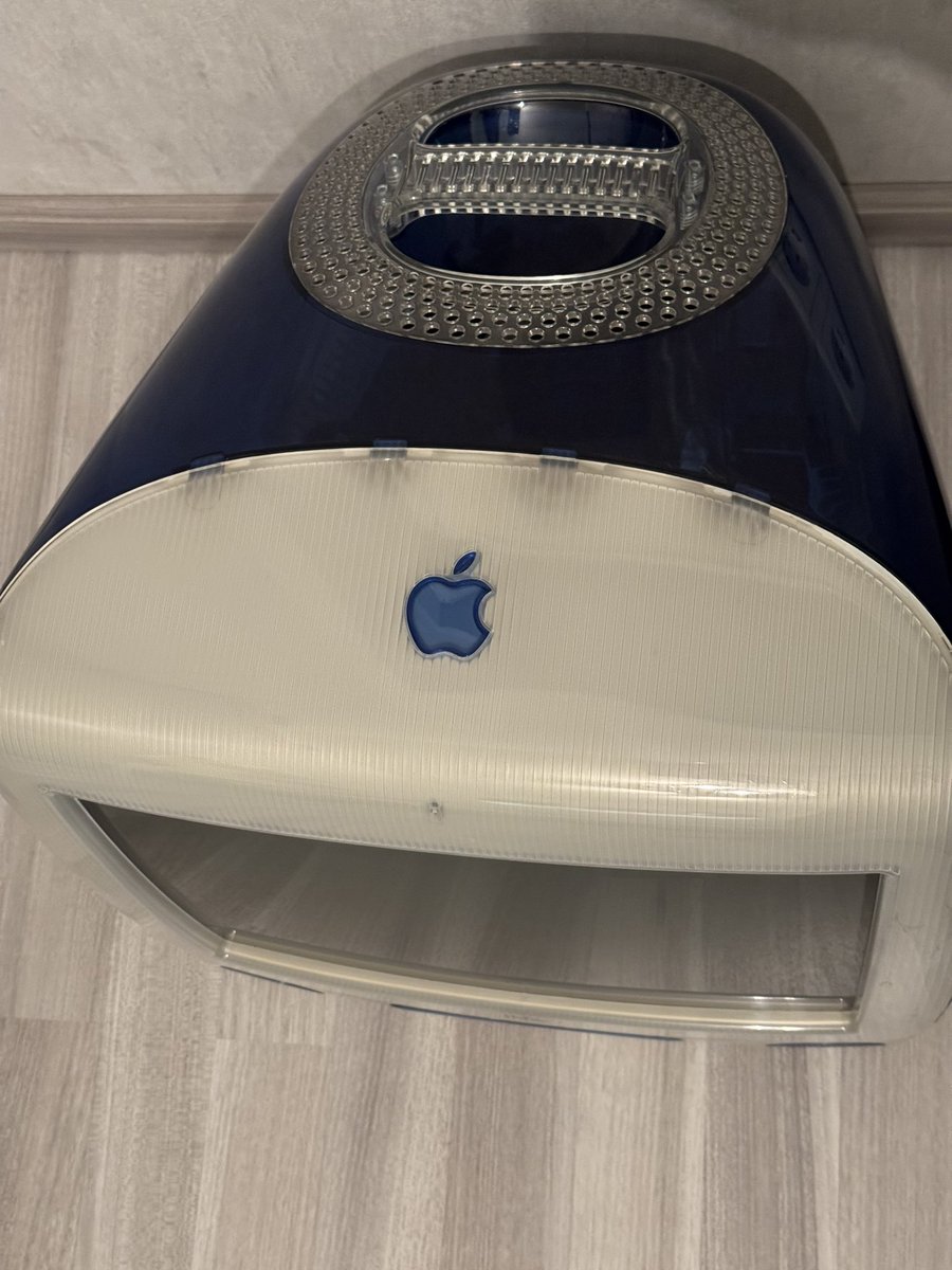 An iMac G3 rescued from the trash 😅