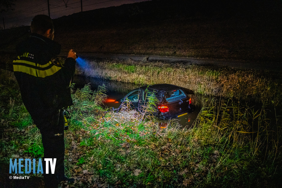 Auto te water op de Burgemeester Beresteijnlaan in Capelle aan den IJssel