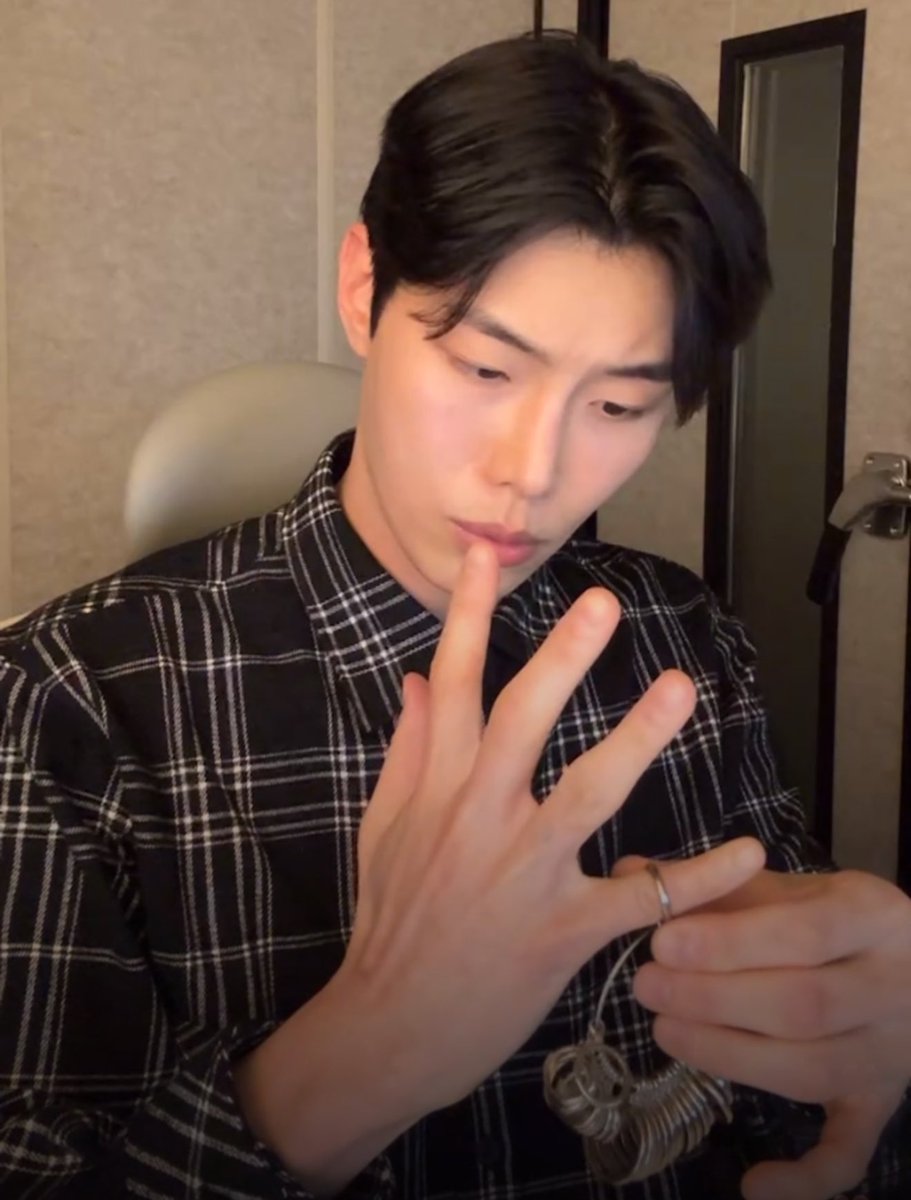 chalkcoff's tweet photo. so, the first thing I watched when I think of junhyuk after so long is to rewatch his past ig live
and other than his newest perfume collections, we get to know his finger size lol 😂

right hand - left hand
thumb: 23 - 23
index: 20 - 22
middle: 22- 22
ring: 18 - 18
pinky: 9 - 12 https://t.co/QdWPxnNcuq