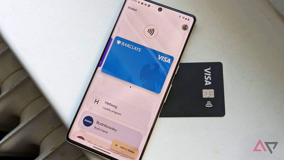 AndroidPolice's tweet image. New Android update aims to stop scammers from screen recording your bank apps
bit.ly/48haNiL