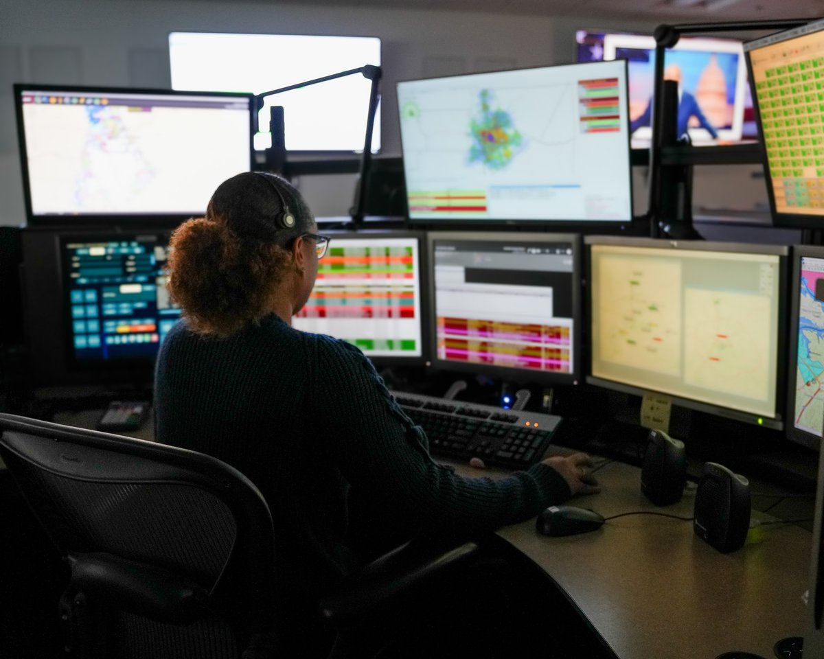 MecklenburgEMS's tweet photo. Calm voices, quick thinking, life-saving care—meet the heroes behind your 911 calls. 

Stay calm, know your location, answer questions, and follow instructions—care starts the moment you call! 💛

Full tips on Facebook.

#MeckMedic #EMS #FirstResponders #911 #DispatchLife https://t.co/NL2gBuVCAD