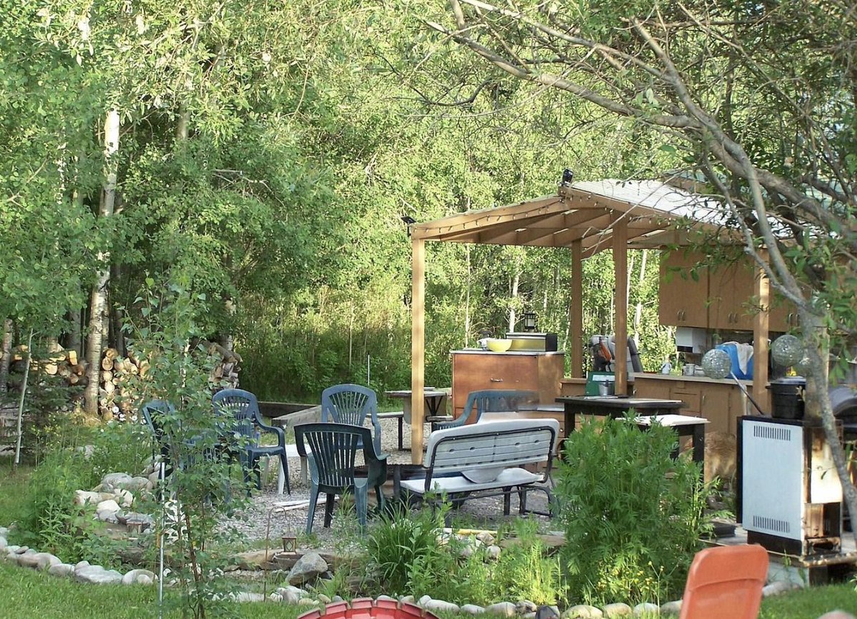 oldhouseunder50's tweet image. Stunning 1.28-Acre #Alberta Retreat with Four Fully Furnished #Cabins, Lush Gardens, Mature Trees, Outdoor Kitchen, Fire Pit, Kid’s Fort, and Off-Grid Solar Power – Only $51K USD. oldhousesunder100k.com/stunning-1-28-…