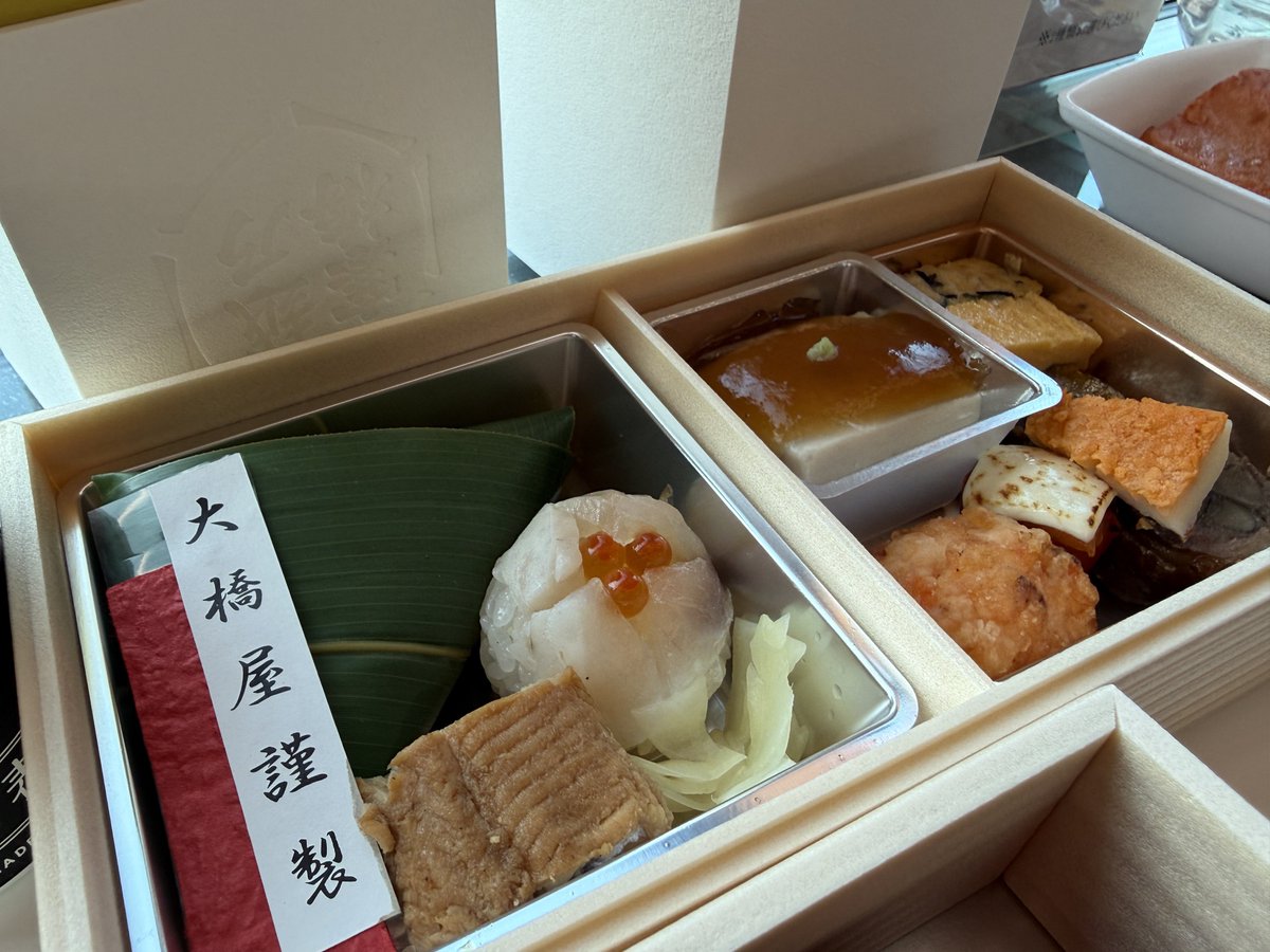 63factory's tweet photo. 海里貸切往路のご飯は大橋屋さん
新潟の「和」ってのはこうなんだよって優しく教えてくれる素敵なお��でした
銘品の胡麻豆腐は濃厚なのに繊細な胡麻と醤油餡のマッチングが素晴らしくお酒が止まらなくなり
煮物類もお出汁の芳醇な香りと優しさに満ち溢れてただただひたすら箸と酒が進む旨みの玉手箱… https://t.co/YP1cUvPVL1