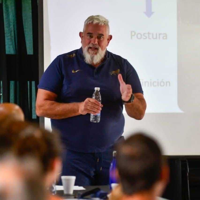 Con profunda tristeza despedimos a Luis, un gran tipo que dejó una huella en el sistema de salud público. Gracias por tanto. 

Un abrazo gigante a Luciana y su familia, y a todo el equipo del Bouquet Roldan. 

Descansa en paz Compañero.