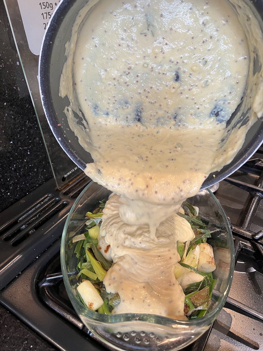 lee_wilkinson2's tweet image. 💥 Last Christmas I tried cheesy leek gratin for the first time. Now I can’t have dairy so I’ve adapted! , So with a glut of leeks I got cooking – a perfect winter warmer! Enjoy 😊  
 
🌟💫 Recipe here: vm.tiktok.com/ZNRRg5uMC/
 
#WilkoCooks #Homemade #Vegan #LeekGratin #FYP