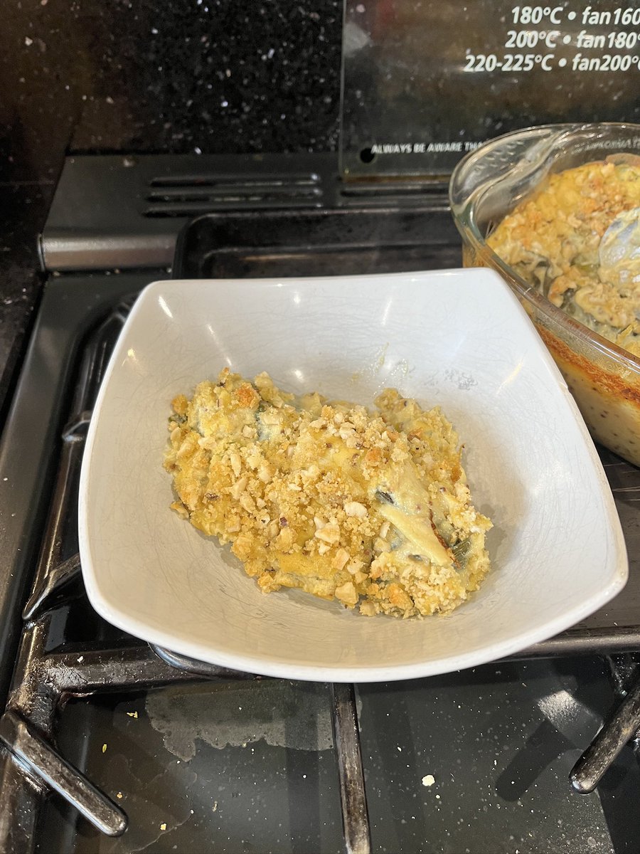 lee_wilkinson2's tweet image. 💥 Last Christmas I tried cheesy leek gratin for the first time. Now I can’t have dairy so I’ve adapted! , So with a glut of leeks I got cooking – a perfect winter warmer! Enjoy 😊  
 
🌟💫 Recipe here: vm.tiktok.com/ZNRRg5uMC/
 
#WilkoCooks #Homemade #Vegan #LeekGratin #FYP