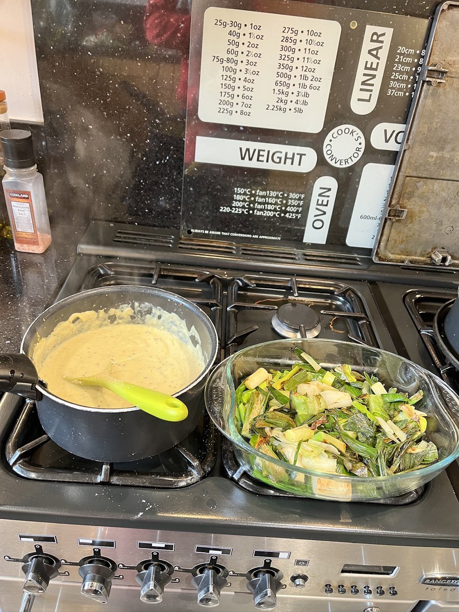 lee_wilkinson2's tweet image. 💥 Last Christmas I tried cheesy leek gratin for the first time. Now I can’t have dairy so I’ve adapted! , So with a glut of leeks I got cooking – a perfect winter warmer! Enjoy 😊  
 
🌟💫 Recipe here: vm.tiktok.com/ZNRRg5uMC/
 
#WilkoCooks #Homemade #Vegan #LeekGratin #FYP