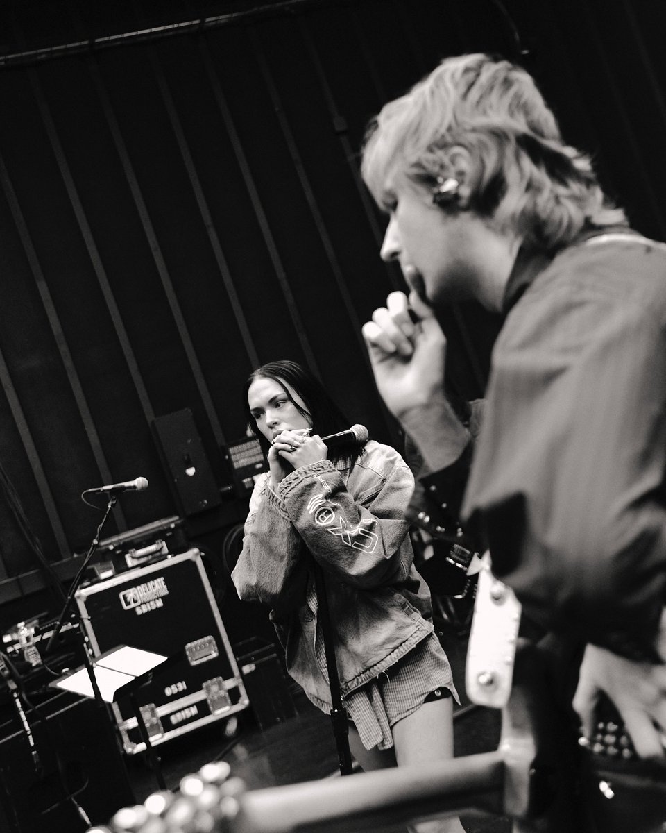 portalmaneskin's tweet image. Ainda hoje (03), Thomas Raggi apresentará gratuitamente o #MASQUERADE ao vivo em Los Angeles pela primeira vez antes da estreia – acompanhado por alguns dos convidados especiais do disco: Tom Morello, Nic Cester, Matt Sorum, Upsahl e Luke Spiller. 🔥