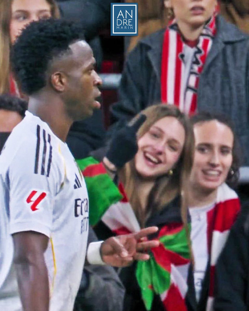 ¡La postal del día! 😂

El partido entre Athletic de Bilbao y Real Madrid nos dejó una de los mejores postales de la semana:

- La afición local empieza a abuchear e increpar a Vinicius.

- Vinicius responde recordándoles que los merengues van ganando por 3 goles.

- Con una