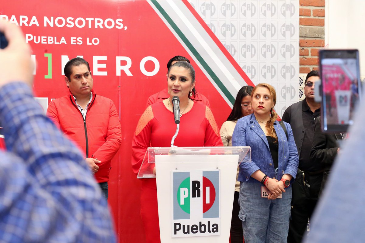 PRIdePUEBLA's tweet photo. La diputada @DelfinaPozosV, secretaria general del #PRIPuebla, señaló en #RuedaDePrensa que el fallo judicial que declaró inconstitucional la Ley de Ciberasedio confirma que la norma vulnera la libertad de expresión. https://t.co/Q6vWTGFqLT