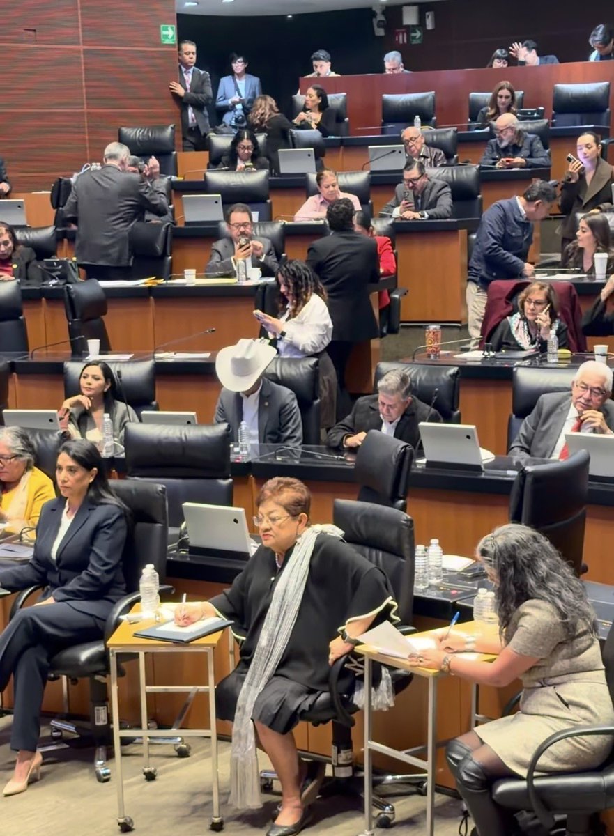 Andres_1656's tweet photo. Con 97 votos, @ErnestinaGodoy_ se convierte en la titular de la @FGRMexico para los próximos 9 años.

Fueron 87 del oficialismo, 6 de MC y los cuatro restantes tuvieron que salir del PAN, porque todos los priistas mostraron su voto en contra. https://t.co/YIOc68fmcd