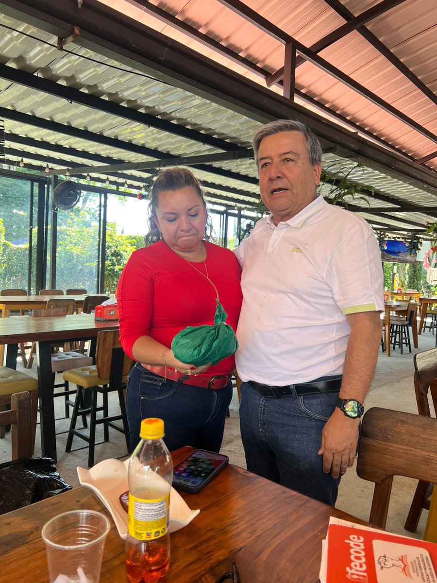 SindicatoSUTEQ's tweet image. Homenaje, agradecimiento y despedida del año al grupo musical del SUTEQ, por su trabajo desinteresado realizado a lo largo del año.

Se brindó almuerzo , se dio detalle al director del grupo y se rifaron 4 mas entre los integrantes. Sitio hotel la Rivera Calarcá. 🎶🎼🎵🎤