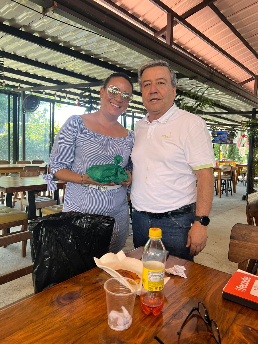 SindicatoSUTEQ's tweet image. Homenaje, agradecimiento y despedida del año al grupo musical del SUTEQ, por su trabajo desinteresado realizado a lo largo del año.

Se brindó almuerzo , se dio detalle al director del grupo y se rifaron 4 mas entre los integrantes. Sitio hotel la Rivera Calarcá. 🎶🎼🎵🎤