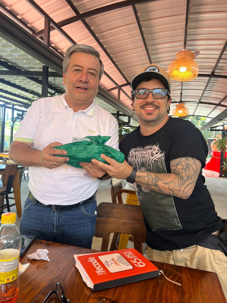 SindicatoSUTEQ's tweet image. Homenaje, agradecimiento y despedida del año al grupo musical del SUTEQ, por su trabajo desinteresado realizado a lo largo del año.

Se brindó almuerzo , se dio detalle al director del grupo y se rifaron 4 mas entre los integrantes. Sitio hotel la Rivera Calarcá. 🎶🎼🎵🎤