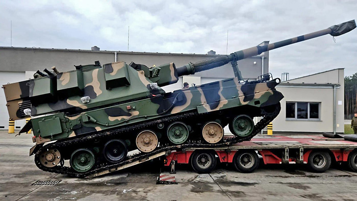 WBGroup_PL's tweet image. Wspomagamy rozbudowę i modernizację Wojsk Rakietowych i Artylerii. 5. Lubuski Pułk Artylerii odebrał 155-mm armatohaubice #Krab, z nowymi wozami dowódczo-sztabowymi K90 i dowódczymi K50. @WBGroup_PL dostarczyła do tych wozów systemy teleinformatyczne #FONET, łączności #RADMOR,