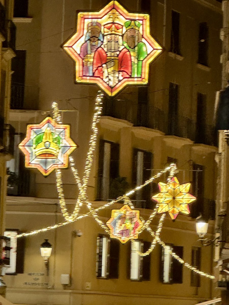 Wil je kerstverlichting?
Dan krijg je kerstverlichting
#ennogvéélmeer